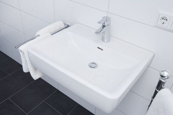 Zeitloses Waschbecken in modernem Badezimmer.